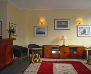 柏林艾玛迪斯中央酒店的客厅配有木制家具和桌子