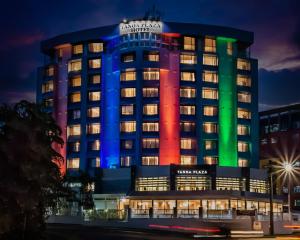 苏瓦塔诺阿帕广场酒店的彩虹颜色的酒店