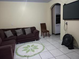 伊瓜苏Sobrado 02 quartos próx. Hotel Recanto Cataratas的带沙发和平面电视的客厅