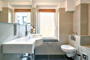 汉诺威威甘德设计酒店的一间带水槽和卫生间的浴室