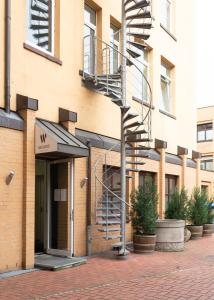 汉诺威威甘德设计酒店的大楼一侧的螺旋楼梯