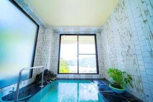 MongawaShiki no Sai的一间带游泳池及窗户的浴室