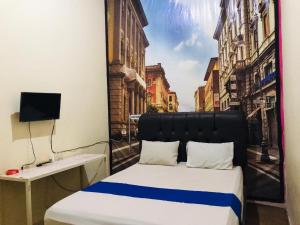 TelagaThe One Hotel Gorontalo Mitra RedDoorz的市景客房的一张床位