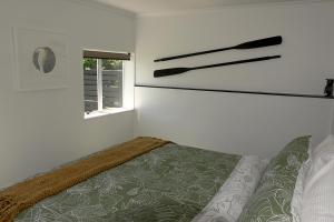 哈夫洛克Bora Castle.的一间卧室设有一张床和一个窗口