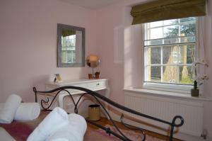 水上伯顿Darly Cottage的白色的客房设有床和窗户。