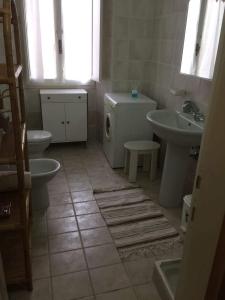 斯波莱托GRAZIOSO Appartamento的浴室配有盥洗盆、卫生间和盥洗盆。