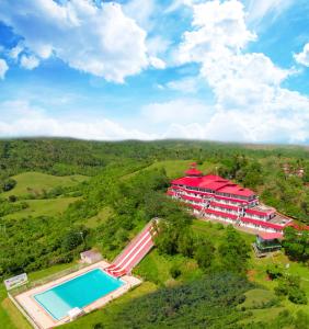Lumban卡利亚拉俱乐部度假酒店的享有带游泳池的度假村的顶部景致