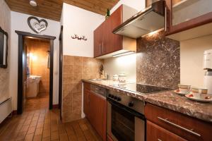 黑马戈尔Apartment HERZALE - Nassfeld的厨房配有水槽和炉灶