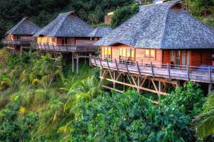 帕佩托艾Luxurious Tropical Moorea Villa的山丘上一排树木林立的房屋