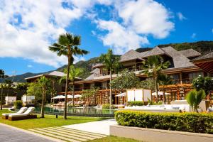 马埃岛L'Escale Resort Marina & Spa - Small Luxury Hotels of the World的一个带游泳池和棕榈树的度假村
