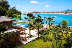马埃岛L'Escale Resort Marina & Spa - Small Luxury Hotels of the World的享有码头的度假村空中景致