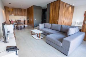马普托Palm Aparthotel的客厅配有沙发和桌子