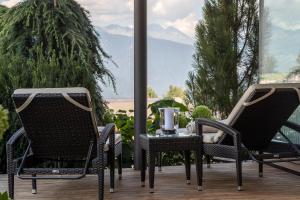 布列瑟农菲舍酒店的美景庭院设有两把椅子和一张桌子