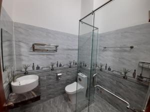 保禄Khách sạn Nguyên Long的浴室配有卫生间、盥洗盆和淋浴。