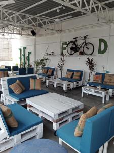吉隆坡Birdnest Guesthouse, Gaia Rooftop Cafe的一间配有沙发的房间和挂在墙上的自行车