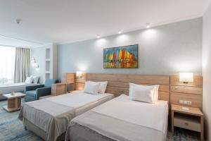 阳光海滩乐朋海滩酒店的酒店客房,设有两张床和一张沙发
