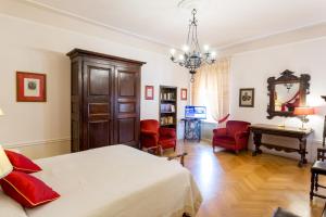 帕尔马帕拉索戴拉罗萨普拉堤酒店的卧室配有一张床和一张桌子及椅子