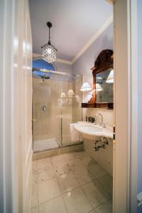 帕尔马帕拉索戴拉罗萨普拉堤酒店的一间带水槽和淋浴的浴室