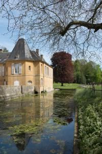 Château de Martigny的前面有池塘的房子