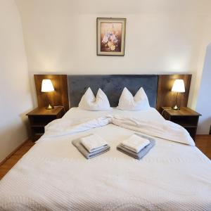 奥拉迪亚Vila De la Lugas的卧室配有白色的床和2条毛巾
