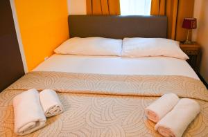 维也纳Elegant Apartment Westbahnhof的一间卧室配有一张带白色毛巾的床
