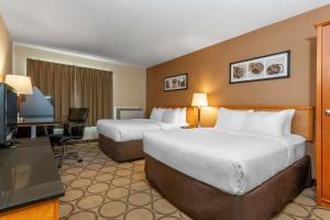 温尼伯温尼佩格南康福酒店的酒店客房设有两张床和一台平面电视。