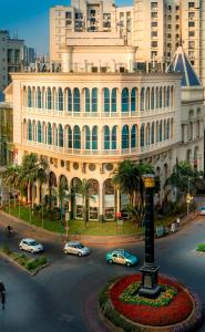 孟买罗达斯经济酒店的城市街道上一座大型建筑,有汽车