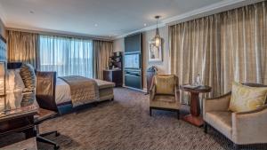 肯普顿帕克洲际约翰内斯堡OR坦博机场酒店的配有一张床和一把椅子的酒店客房