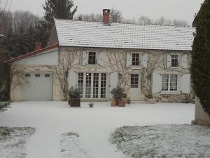 Clamanges红磨坊奥皮里住宿加早餐旅馆的前面有雪盖车道的房子