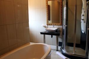 比勒陀利亚Prinshof Manor Guesthouse的带浴缸和盥洗盆的浴室