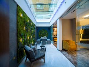 伦敦Middle Eight - Covent Garden - Preferred Hotels and Resorts的大堂设有绿墙和椅子
