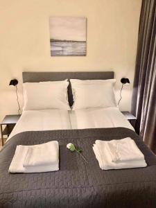 克里斯蒂安桑德Kristiansund Apartments的一间卧室配有一张床,上面有两条毛巾