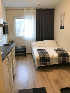 克里斯蒂安桑德Kristiansund Apartments的一间小卧室,配有床和窗户