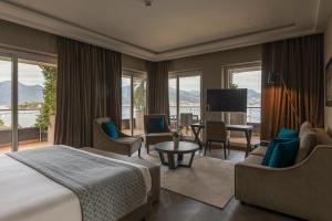 斯特雷萨Hotel La Palma的一间卧室配有一张床,客厅享有美景。
