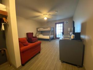 Elk River麋鹿河江山旅馆的带沙发和双层床的客厅