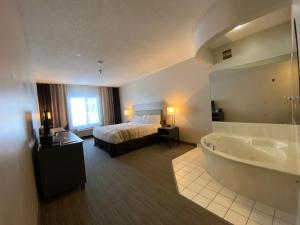 Elk River麋鹿河江山旅馆的酒店客房配有一张床和浴缸。