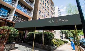 华盛顿Hotel Madera的建筑物上用马德拉名字的黑色遮篷