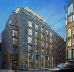 伦敦The Guardsman - Preferred Hotels and Resorts的街上有多扇窗户的砖砌建筑