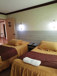 乌尤尼希尔乌尤尼旅舍的酒店客房带两张床,房间带两张双人床。