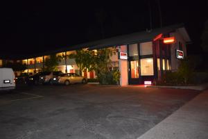 圣巴巴拉玫瑰花园汽车旅馆的夜间在大楼前的停车场