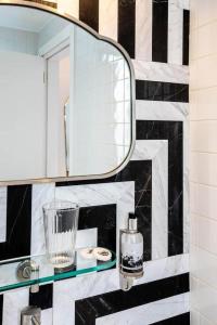 巴黎罗斯波本酒店的浴室设有镜子和1瓶肥皂
