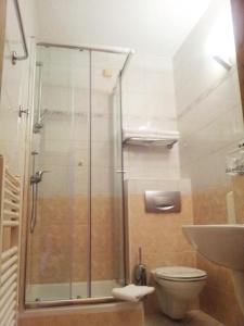 萨格勒布画廊酒店的带淋浴、卫生间和盥洗盆的浴室