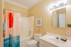 富丽海滩2B Pavilion Watch的浴室配有卫生间、盥洗盆和淋浴。