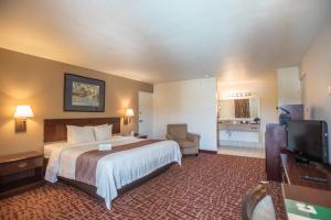博福特镇中品质酒店的配有一张床和一台平面电视的酒店客房