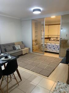 格拉玛多Apartamento Borges Gramado的客厅配有沙发和1张床