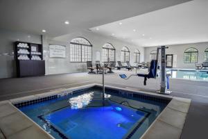 霍兰Staybridge Suites - Holland, an IHG Hotel的游泳池,位于带游泳池的建筑内