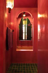 南湾阿飞冲浪旅店3馆-北飞旅店的红色的浴室设有镜子和窗户