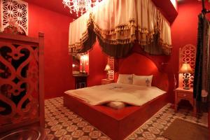 南湾阿飞冲浪旅店3馆-北飞旅店的一间红色客房内的卧室
