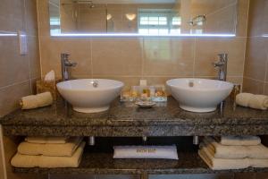 BallygrantKilmeny的浴室设有2个水槽、镜子和毛巾。