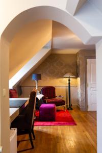 鲁汶博登那图尔住宿加早餐旅馆的一间客厅,设有红色地毯的楼梯